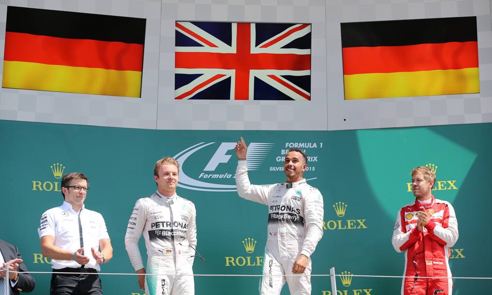 La gioia di Hamilton per l&#39;importante vittoria, eccolo tra Rosberg e Vettel. Reuters 